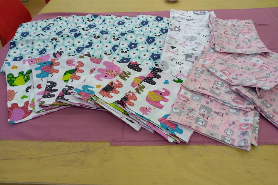 Předávání oblečení pro miminka